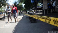 Garis polisi pun tampak terpasang di salah satu sisi kawasan Malioboro. 