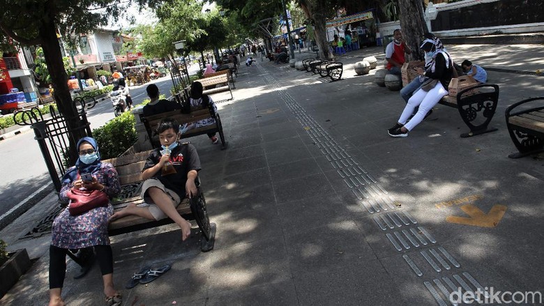 Malioboro Kembali Bergeliat Usai Demo Tolak UU Cipta Kerja Kawasan Malioboro sempat jadi sasaran aksi vandalisme dan perusakan saat demo tolak UU Cipta Kerja. Kini kawasan itu berbenah dan kembali ramai oleh wisatawan.