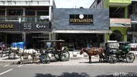 Kusir Andong pun tampak menunggu penumpang di kawasan wisata Jalan Malioboro Yogyakarta.