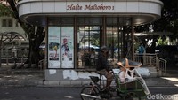 Sejumlah warga beraktivitas di kawasan Malioboro, Yogyakarta, Minggu (11/10/2020).