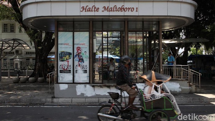 Malioboro Kembali Bergeliat Usai Demo Tolak UU Cipta Kerja Kawasan Malioboro sempat jadi sasaran aksi vandalisme dan perusakan saat demo tolak UU Cipta Kerja. Kini kawasan itu berbenah dan kembali ramai oleh wisatawan.