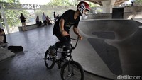 Hari Minggu kerap dimanfaatkan warga untuk berolahraga. Kawasan Skate Park, Pasar Rebo, pun tampak ramai oleh aktivitas warga yang berlatih sepeda BMX hingga sepatu roda. 
