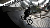 Warga yang berlatih sepeda BMX pun tampak mengenakan helm pelindung saat beraktivitas di kawasan Skate Park, Pasar Rebo.