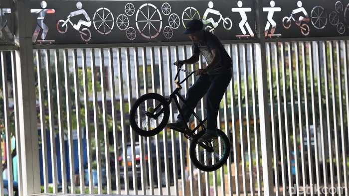 Melihat Aktivitas Warga Jakarta Berolahraga di Tengah PSBB Hari Minggu kerap dimanfaatkan warga Jakarta untuk olahraga. Warga di Pasar Rebo pun manfaatkan waktu di Minggu pagi untuk berolahraga skateboard hingga sepeda.