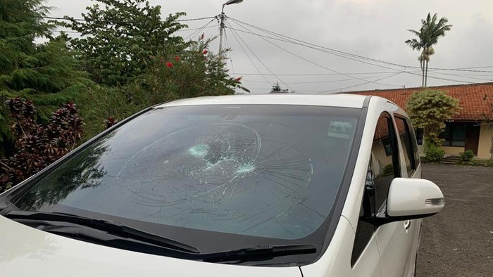 Mobil mantan anggota DPR Wa Ode dirusak orang tak dikenal.