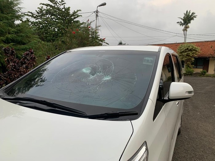 Mobil mantan anggota DPR Wa Ode dirusak orang tak dikenal.