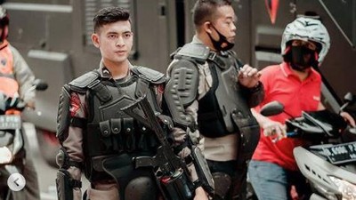 8 Pesona Polisi Ganteng yang Viral Saat Demo Omnibus Law, Bikin Susah Kedip
