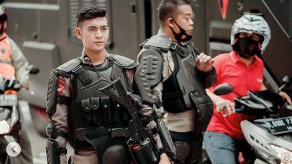 8 Pesona Polisi Ganteng yang Viral Saat Demo Omnibus Law, Bikin Susah Kedip