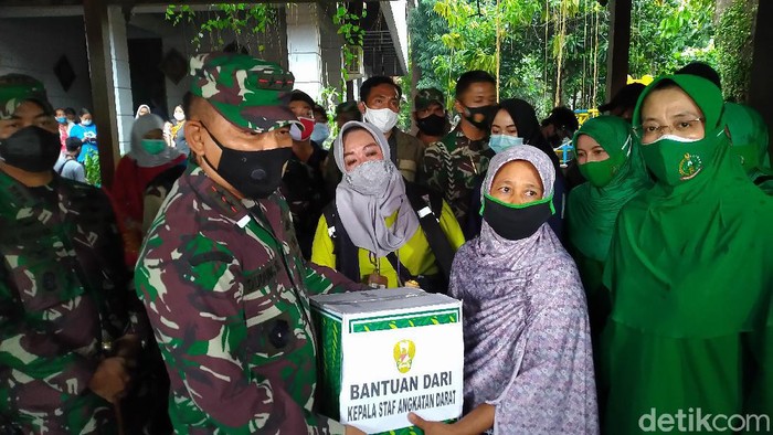 Pangdam Jaya di lokasi pengungsian banjir Ciganjur (Sachril/detikcom)