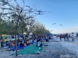 Warga Surabaya Nikmati Weekend di Pantai Kenjeran, Tapi Banyak Tak Pakai Masker