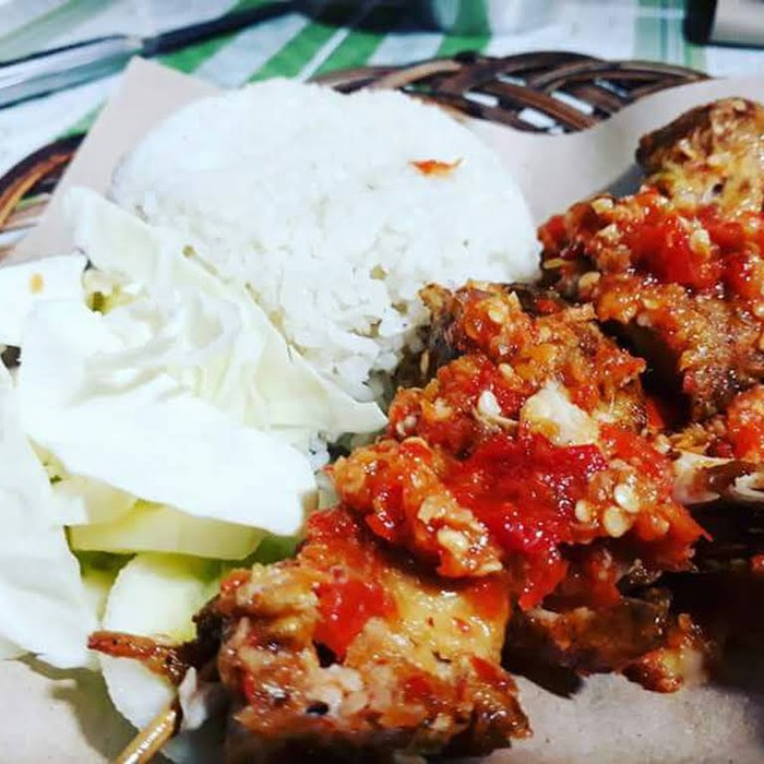 Polisi Ini Bisnis Ayam Goreng, Tiap Hari Ngulek Sambal Dadak Polisi Ini Bisnis Ayam Goreng, Tiap Hari Ngulek Sambal Dadak