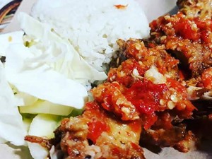 Polisi Ini Bisnis Ayam Goreng, Tiap Hari Ngulek Sambal Korek