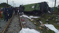 Dilansir dari AP, kecelakaan maut antara bus dan kereta tersebut sedikitnya menewaskan 17 orang dan puluhan orang lainnya mengalami luka-luka. Daily News Via AP.