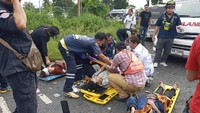 Tim penyelamat melakukan evakuasi terhadap korban kecelakaan maut antara bus dan kereta di kawasan Chacheongsao yang berada 50 mil di timur Bangkok, Thailand, Minggu (11/10/2020). Daily News Via AP.