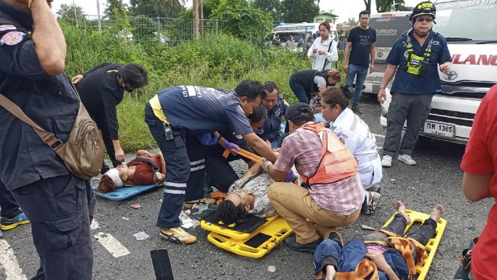 Potret Evakuasi Korban Kecelakaan Maut di Thailand Kecelakaan maut antara bus dan kereta terjadi di Thailand. Sedikitnya 17 orang tewas dan puluhan lainnya terluka akibat tabrakan maut tersebut.