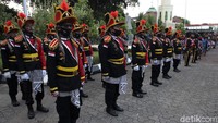 Para peserta tampak mengenakan busana khas keprajuritan Keraton Yogyakarta.