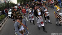 Tampak sejumlah peserta mengenakan masker dan face shield atau pelindung wajah saat ikut serta dalam kirab yang menjadi bagian dalam rangkaian acara Apel Siaga Jaga Yogyakarta Damai.