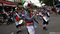Sejumlah anggota Paguyuban Bergada Rakyat Daerah Istimewa Yogyakarta mengikuti kirab yang menjadi bagian dalam rangkaian acara Apel Siaga Jaga Yogyakarta Damai, Minggu (11/10/2020).