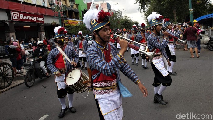 Potret Kemeriahan Kirab Jaga Jogja Damai Kirab dan pertunjukan seni digelar di Yogyakarta. Kegiatan itu digelar dalam rangka mengecam segala bentuk anarkisme.