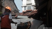 Aliran kali tertutup longsoran tembok perumahan hingga air meluap dan menggenangi permukiman warga.