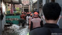 Sedikitnya 100 warga dievakuasi dan mengungsi ke posko pengungsian terdekat.  Banjir di Ciganjur merendam 300 rumah warga. Warga yang terdampak banjir segera dievakuasi ke tempat yang lebih aman. 