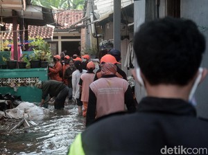 Video Banjir Masih Genangi Permukiman Warga di Ciganjur