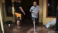 Petugas dari Basarnas, BPBD DKI, hingga relawan Aksi Cepat Tanggap (ACT) bersiaga di lokasi dan membantu evakuasi warga. Alamsyah mengatakan bantuan logistik juga telah tersedia untuk para pengungsi banjir Ciganjur.