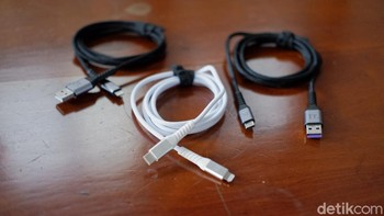 Kabel USB Type C ke lightning, USB Type C ke lightning, USB Type C ke ke USB Type A Foto: Adi Fida Rahman/detikINET