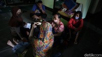 Ratusan warga yang terdampak banjir dan longsor pun dievakuasi ke pengungsian.
