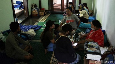 Ratusan Warga Mengungsi Akibat Longsor dan Banjir di Ciganjur