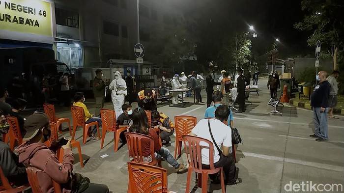 Banyak muda-mudi di Surabaya terjaring Tim Swab Hunter. Mereka melanggar protokol kesehatan saat nongkrong di warung-warung kopi.
