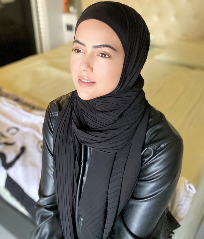 Dalam berbagai postingan di Instagram, Sana Khan sering memamerkan gaya hijabnya yang elegan. Foto: Instagram @sanakhaan21