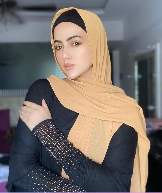 Sana Khan mengejutkan penggemar dengan keputusan untuk berhenti dari dunia Bollywood. Aktris yang juga model dan penari itu mengunggah pesan di postingan terbaru Instagram bahwa ia akan mundur sebagai selebriti.  Foto: Instagram @sanakhaan21