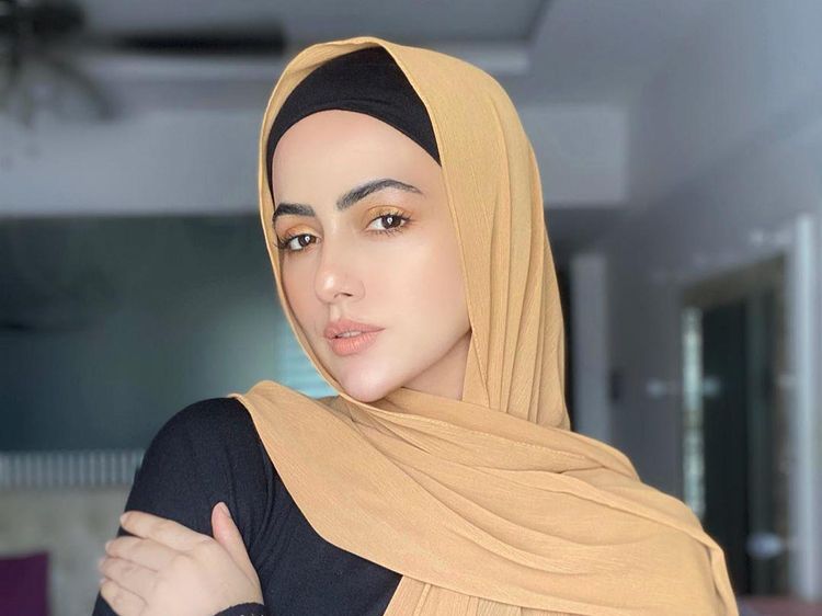 10 Gaya Hijab Sana Khan, Aktris Cantik Bollywood yang Putuskan untuk Hijrah