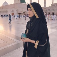 Sana Khan sendiri adalah aktris yang muncul di banyak film berbahasa Hindi, Malayalam, Tamil, Kannada and Telugu. Sebelumnya, ia juga pernah tampil dalam 50 iklan, pertunjukkan tari, dan reality show. Foto: Instagram @sanakhaan21