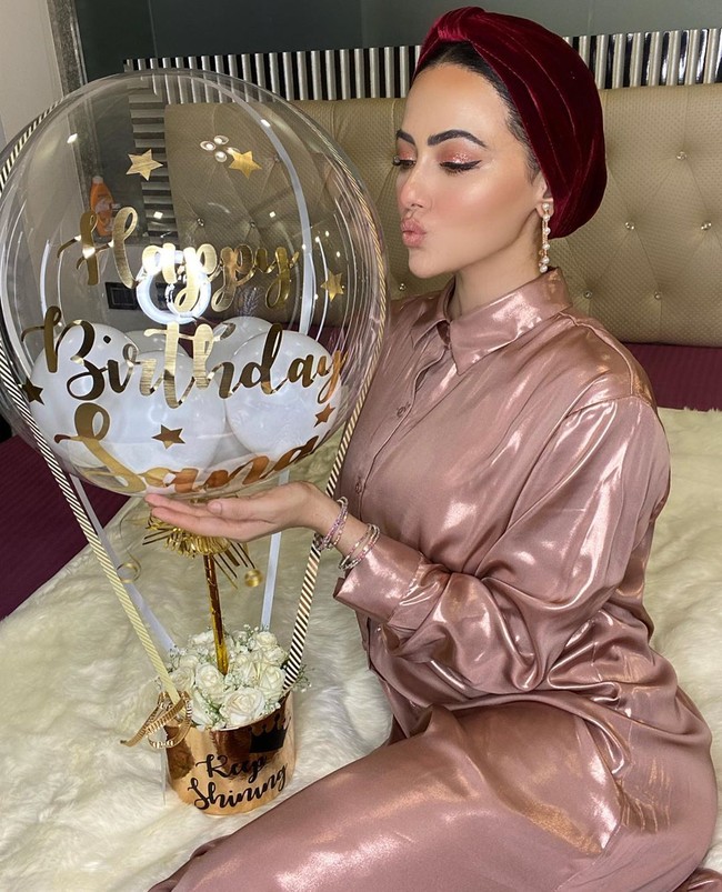 Meski terkadang ia masih menunjukkan rambut dan memakai turban, belakangan ia mulai tampil dengan kerudung menutup dada. Foto: Instagram @sanakhaan21