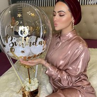 Meski terkadang ia masih menunjukkan rambut dan memakai turban, belakangan ia mulai tampil dengan kerudung menutup dada. Foto: Instagram @sanakhaan21