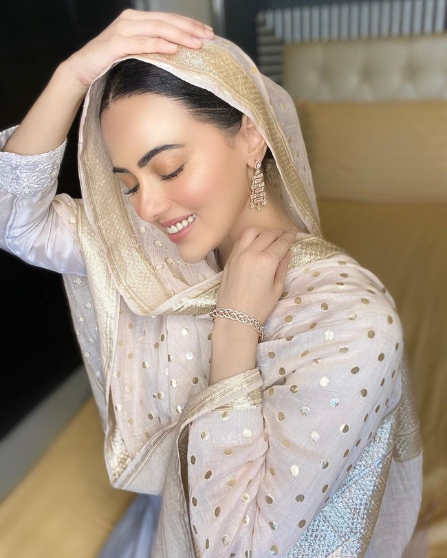 Wanita yang pernah berpacaran dengan koreografer Melvin Louis tersebut awalnya tidak mengenakan hijab di awal kariernya. Namun sejak beberapa tahun lalu, ia mulai menutup aurat dan semakin relijius. Foto: Instagram @sanakhaan21