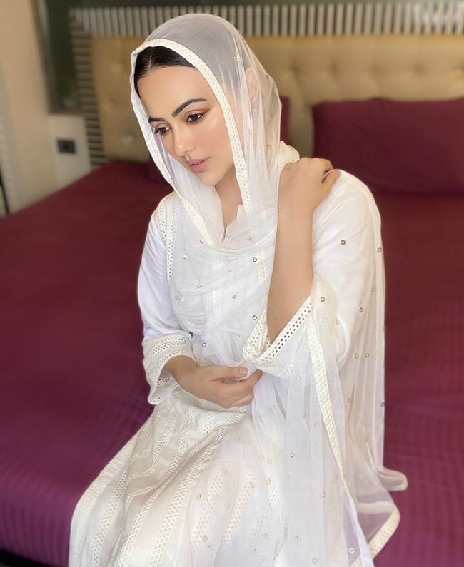 Melalui unggahan tersebut, Sana Khan meminta agar orang-orang tidak lagi menghubungi untuk pekerjaan di dunia hiburan. Tampaknya pemain film Wajah Tum Ho itu sudah mantap hijrah dan tak ingin lagi berurusan dengan dunia keartisan. Foto: Instagram @sanakhaan21