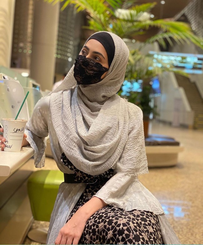 Dalam tulisannya, Sana Khan menyebutkan jika bersyukur dengan ketenaran dan kekayaan yang didapatkannya selama melakoni industri showbiz. Namun beberapa waktu ini, ia tiba-tiba tersadar mengenai tujuan hidup yang sebenarnya. Foto: Instagram @sanakhaan21