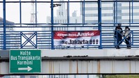 Spanduk tersebut juga terlihat terpasang di salah satu jembatan penyebarangan orang (JPO) yang berada di kawasan Jakarta. Antara Foto/Indrianto Eko Suwarso