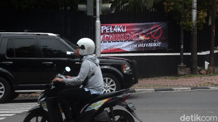 Spanduk berisi pesan imbauan tidak berlaku anarkis menghiasi sisi jalan di kawasan Jakarta. Seperti apa potretnya?