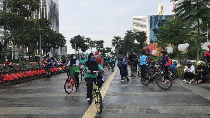 Suasana warga berolahraga di kawasan Sudirman, Jakarta pada Minggu (11/10/2020) pagi.