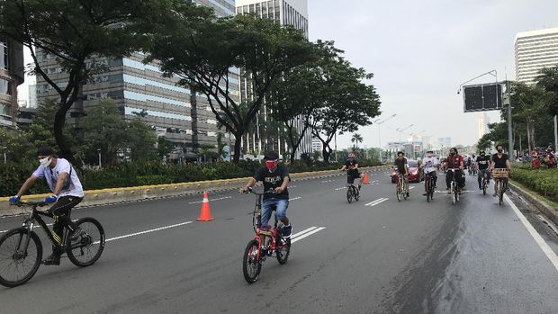 Suasana warga berolahraga di kawasan Sudirman, Jakarta pada Minggu (11/10/2020) pagi.