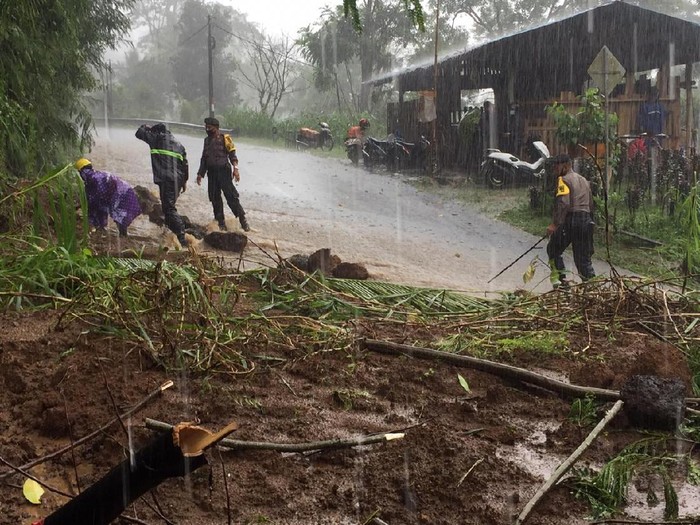 Tanah longsor tutup akses jalan di Bangli, Bali (Dok Istimewa)