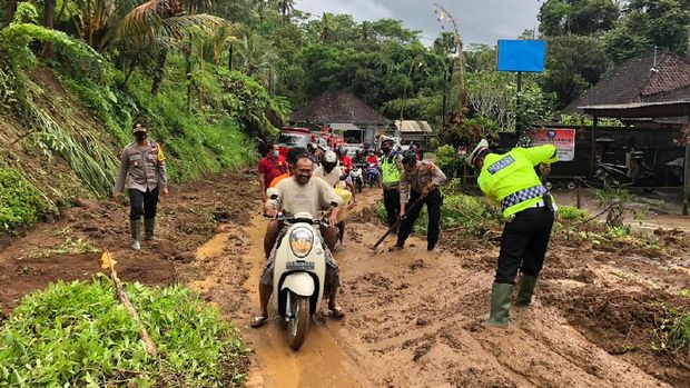 Tanah longsor tutup akses jalan di Bangli, Bali (Dok Istimewa)