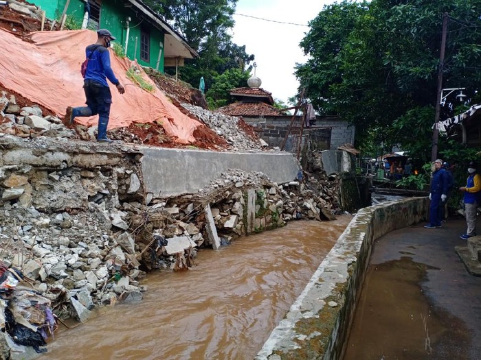 Turap Kali Sarua, Pasar Minggu, Jaksel, ambrol (Dok istimewa)