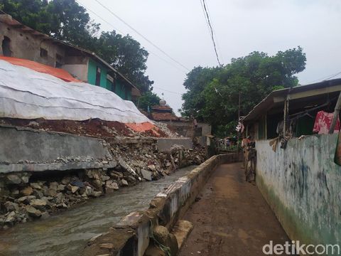 Turap Kali Sarua, Pasar Minggu, Jaksel, ambrol (Luqman/detikcom)
