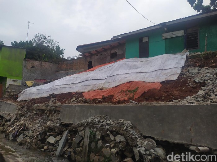 Turap Kali Sarua, Pasar Minggu, Jaksel, ambrol (Luqman/detikcom)