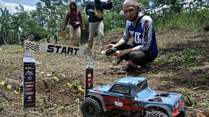 Puluhan pencinta mobil remote control berkumpul di Garut untuk ikut kejuaraan  RC Adventure Jabar Seri III. Seperti apa keseruannya? Yuk, lihat.